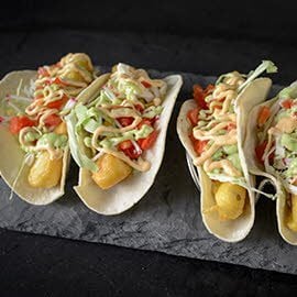 Tacos de pescado crujiente con aderezo al estilo Baja Tacos de pescado crujiente con aderezo al estilo Baja